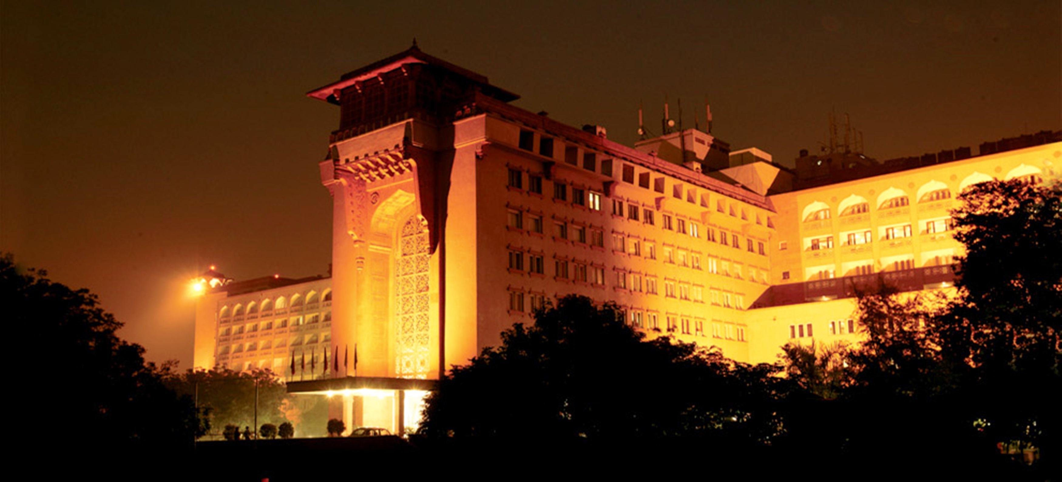 The Ashok, New Delhi Nova Deli Exterior foto The Grand Hotel at night