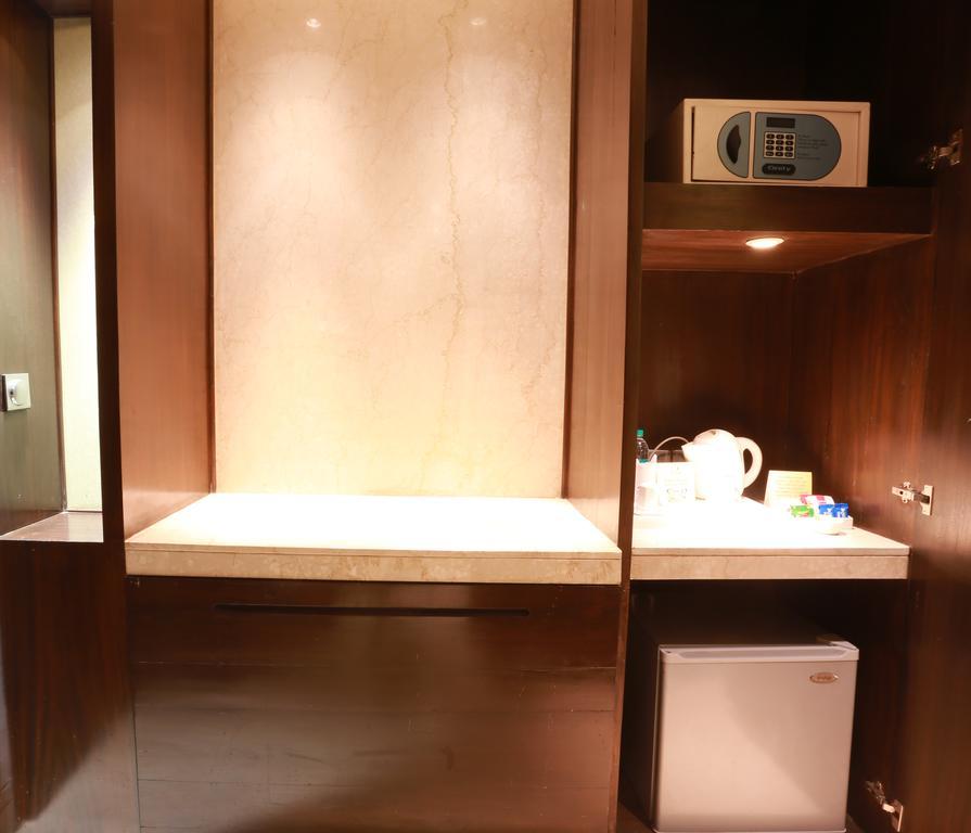 The Ashok, New Delhi Nova Deli Quarto foto A wet bar in a hotel room