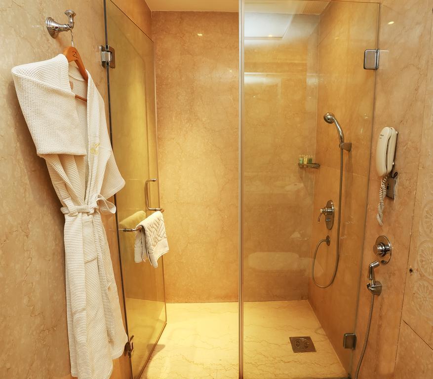 The Ashok, New Delhi Nova Deli Quarto foto A shower in a hotel