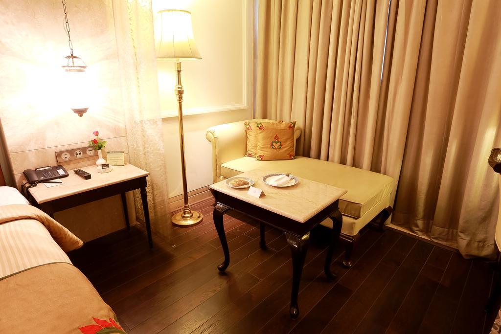 The Ashok, New Delhi Nova Deli Exterior foto A room at the hotel