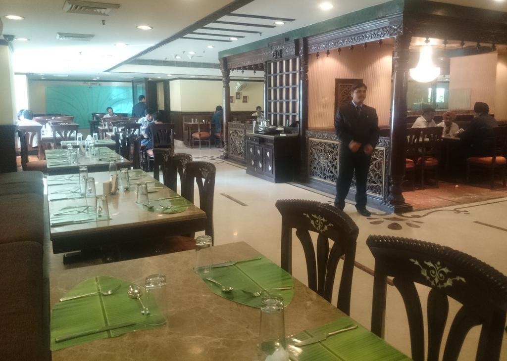 The Ashok, New Delhi Nova Deli Exterior foto The interior of a typical hotel restaurant