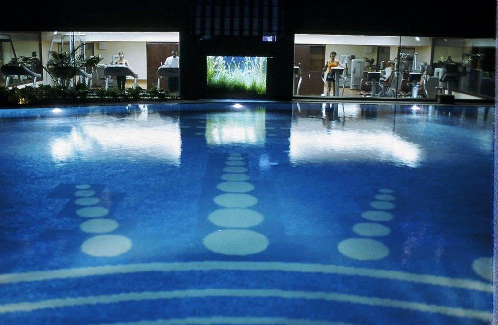 The Ashok, New Delhi Nova Deli Exterior foto The pool at the hotel