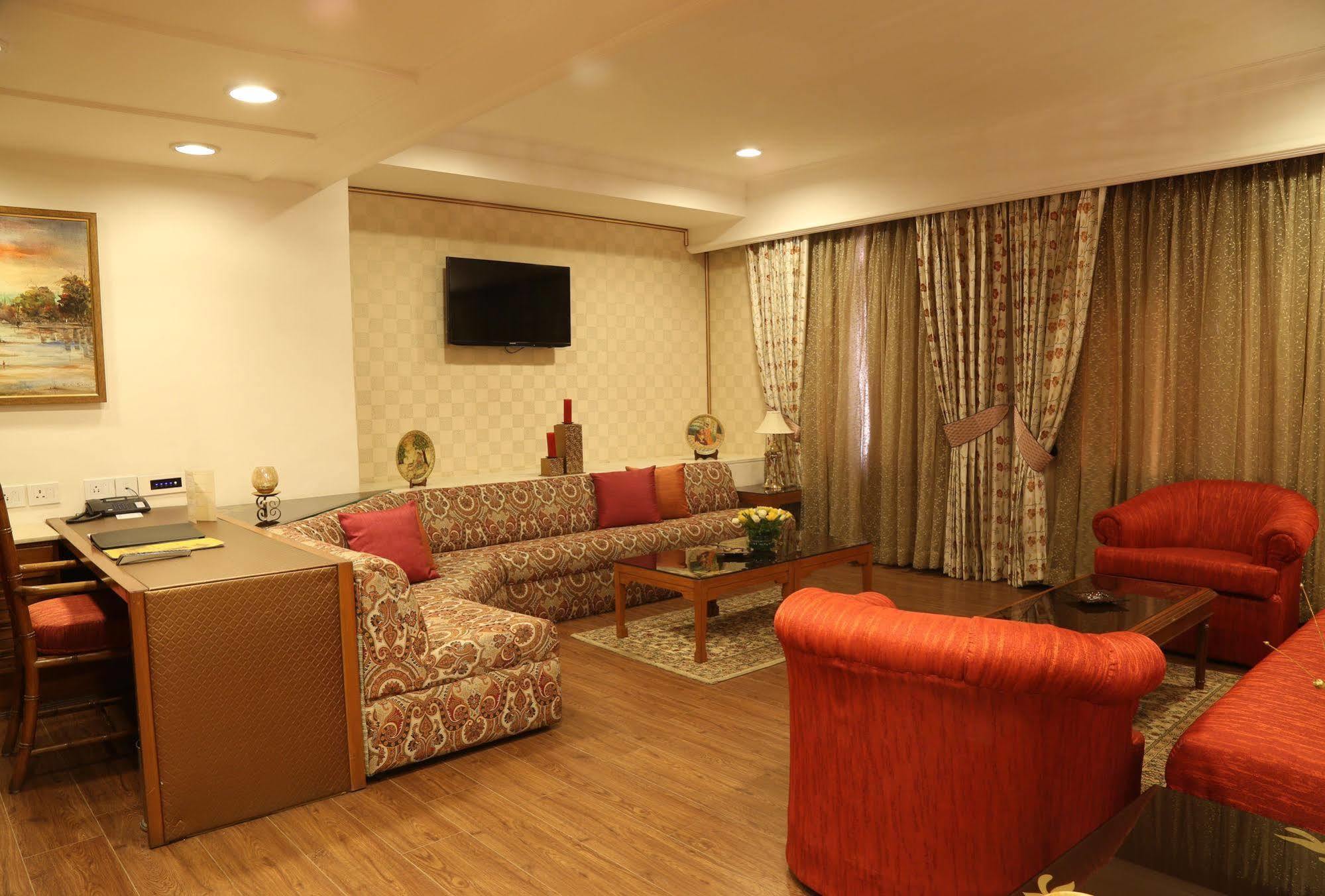 The Ashok, New Delhi Nova Deli Exterior foto A living room in a suite at the Taj Bengal