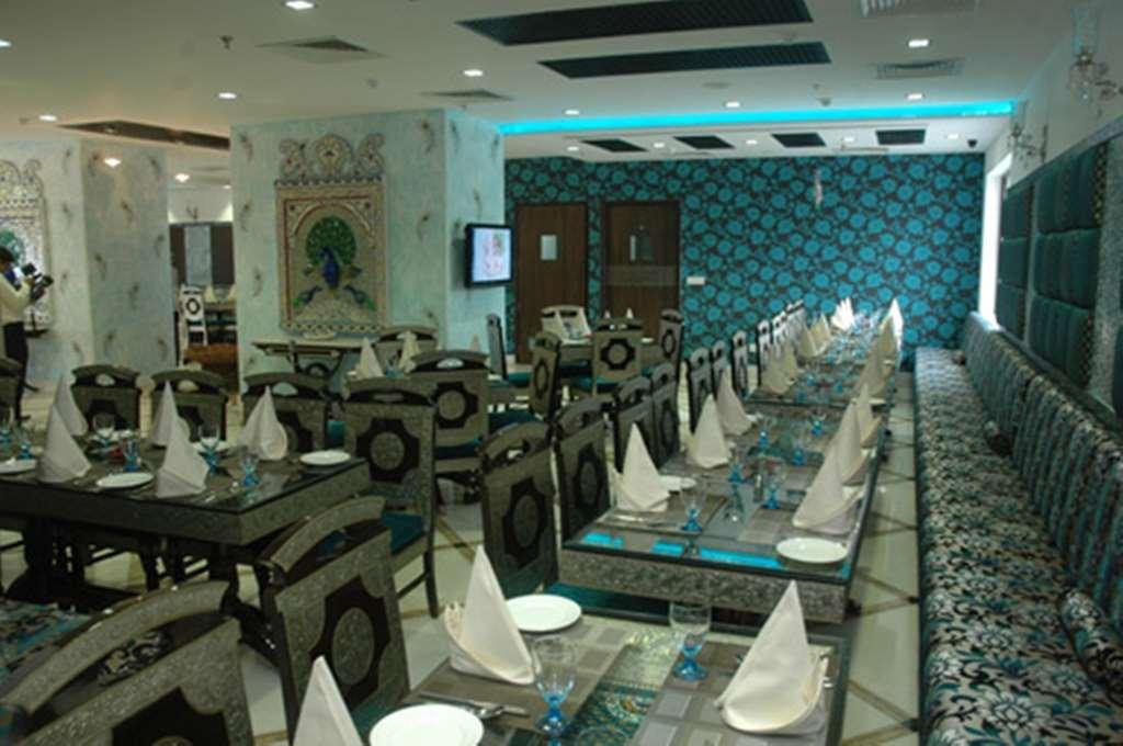 The Ashok, New Delhi Nova Deli Restaurante foto The interior of the restaurant