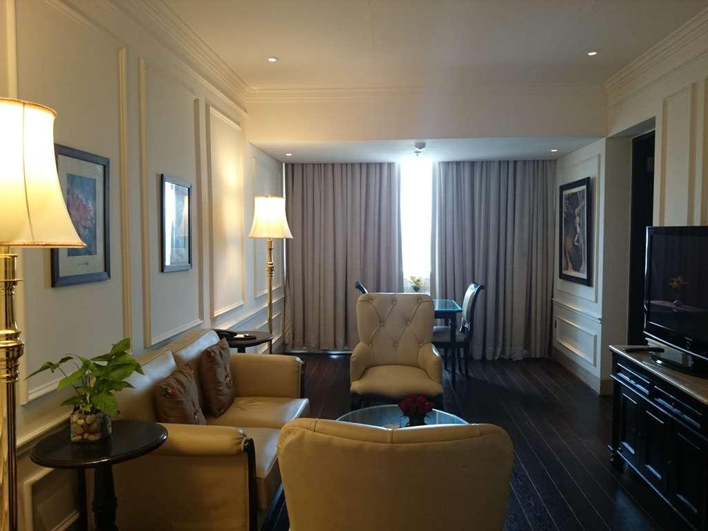 The Ashok, New Delhi Nova Deli Quarto foto Living room of a suite at the hotel